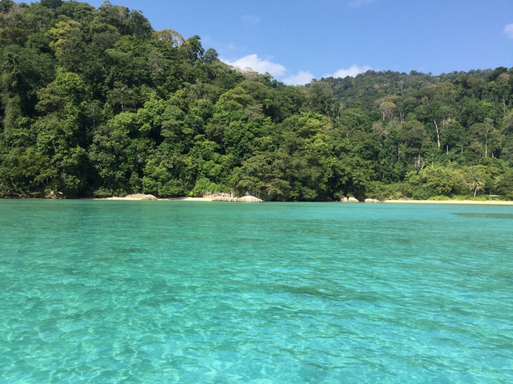 南国の美しい海を見て「なんで日本の周りには高い国境の壁があるんだろ」と考えてしまった