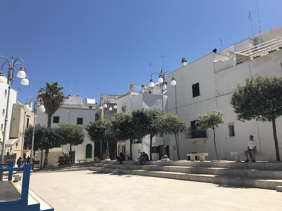 ヨーロッパの街の広場にある人との出会い