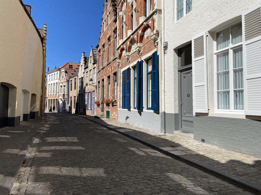 ベルギーの美しい街のホテルのオーナーから「マスク無しでいてくれると嬉しい」と言われた話